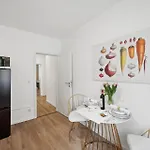 Beautiful 1-bedroom With Kitchen, King Bed And Free Wifi In Lägenhet