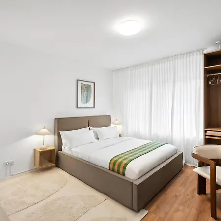 Beautiful 1-bedroom With Kitchen, King Bed And Free Wifi In Apartament