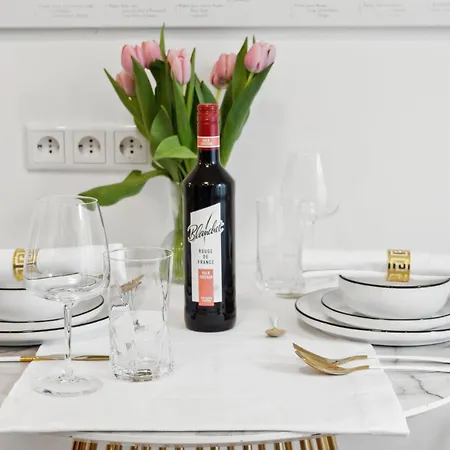 Beautiful 1-bedroom With Kitchen, King Bed And Free Wifi In *