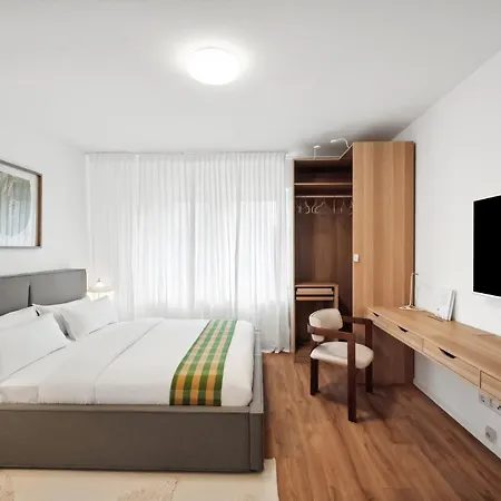 Apartment Beautiful 1-bedroom With Kitchen, King Bed And Free Wifi In *